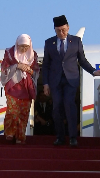 Anwar Ibrahim atterrit à Tianjin pour le Sommet de l’OCS 2025 Anwar Ibrahim atterrit à Tianjin pour le Sommet de l'OCS 2025 video poster