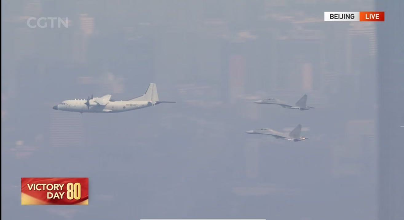 Les échelons aériens éblouissent au-dessus de la place Tian’anmen lors du défilé de la Journée de la Victoire à Pékin Les échelons aériens éblouissent au-dessus de la place Tian'anmen lors du défilé de la Journée de la Victoire à Pékin