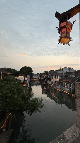Crépuscule à Tongli : Un voyage tranquille à travers les voies d’eau Crépuscule à Tongli : Un voyage tranquille à travers les voies d'eau video poster
