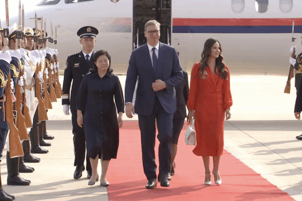Le président serbe Vucic arrive à Pékin pour le Jour de la Victoire Le président serbe Vucic arrive à Pékin pour le Jour de la Victoire video poster
