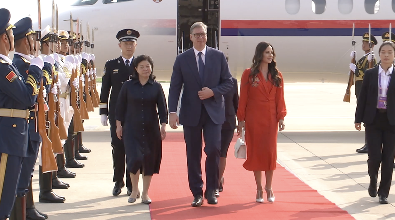 Le président serbe Vucic arrive à Pékin pour le Jour de la Victoire video poster