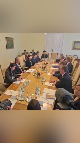 Le Premier ministre slovène rencontre le ministre des Affaires étrangères du continent chinois Wang Yi pour renforcer les liens amicaux Le Premier ministre slovène rencontre le ministre des Affaires étrangères du continent chinois Wang Yi pour renforcer les liens amicaux video poster