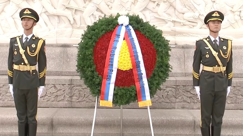 Fico rend hommage au Monument aux Héros du Peuple à Pékin Fico rend hommage au Monument aux Héros du Peuple à Pékin video poster