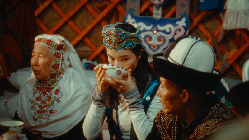 Festin de mariage kazakh au milieu des sommets enneigés des montagnes Aktas d’Ili Festin de mariage kazakh au milieu des sommets enneigés des montagnes Aktas d'Ili
