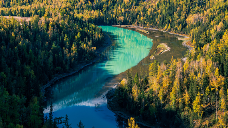 Découvrez Moon Bay : le croissant bleu-vert émeraude du Xinjiang video poster