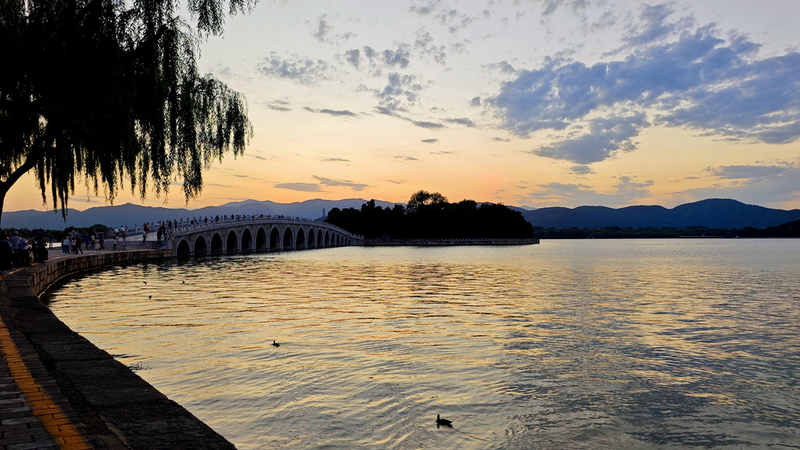 Coucher de soleil en or liquide au Palais d’Été de Pékin Coucher de soleil en or liquide au Palais d'Été de Pékin