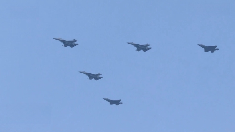 Le chasseur furtif J-35 de la Chine fait ses débuts lors du défilé du V-Day Le chasseur furtif J-35 de la Chine fait ses débuts lors du défilé du V-Day video poster
