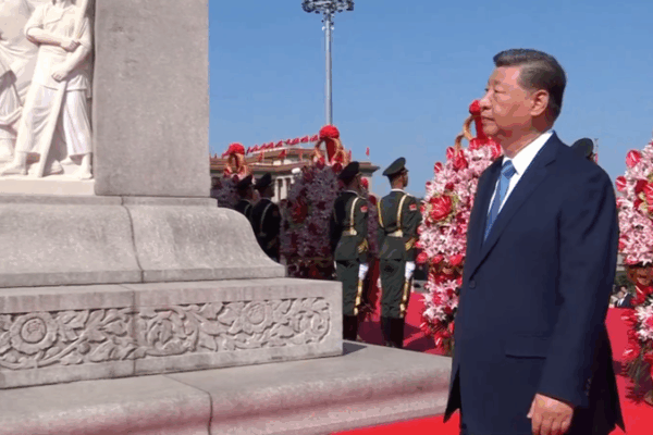 Xi Jinping honore les martyrs au monument de Pékin lors de la Journée des martyrs Xi Jinping honore les martyrs au monument de Pékin lors de la Journée des martyrs video poster