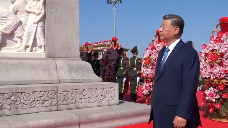 Xi Jinping honore les martyrs au monument de Pékin lors de la Journée des martyrs video poster
