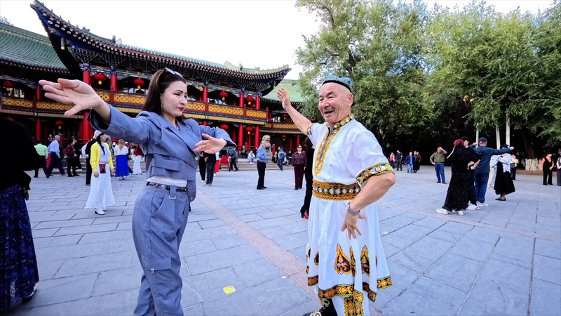 OuriMouqi : Où la danse unit les cultures au Xinjiang OuriMouqi : Où la danse unit les cultures au Xinjiang video poster