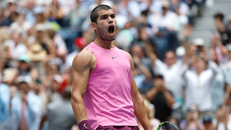 Alcaraz se précipite dans les demi-finales de l'US Open; Pegula avance
