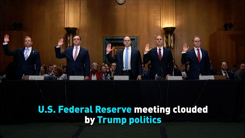 La réunion de la Fed ébranlée par les manœuvres politiques de Trump La réunion de la Fed ébranlée par les manœuvres politiques de Trump video poster