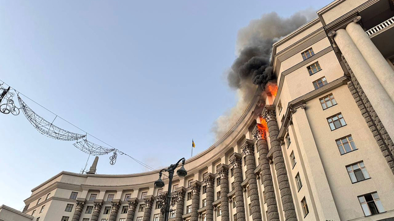 Un raid aérien massif russe enflamme le bâtiment gouvernemental de Kyiv Un raid aérien massif russe enflamme le bâtiment gouvernemental de Kyiv