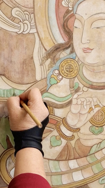 Artisan Xu Dongliang : 30 ans à préserver les anciens fresques de Turpan Artisan Xu Dongliang : 30 ans à préserver les anciens fresques de Turpan video poster