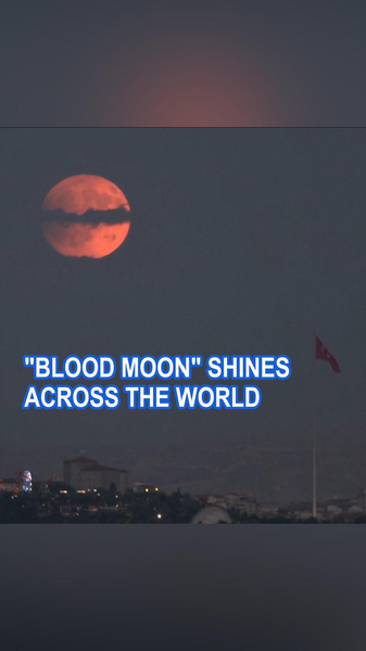 La Lune de Sang illumine les cieux à travers l’Asie, l’Afrique et au-delà La Lune de Sang illumine les cieux à travers l'Asie, l'Afrique et au-delà video poster