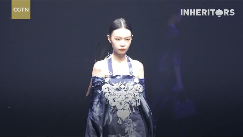 La broderie Miao devient numérique : Long Luying à la Fashion Week de Chine 2025 La broderie Miao devient numérique : Long Luying à la Fashion Week de Chine 2025 video poster
