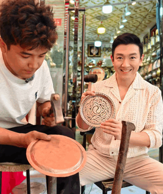Le patrimoine immatériel de Kashgar : créer des assiettes en cuivre avec un maître de la sixième génération Le patrimoine immatériel de Kashgar : créer des assiettes en cuivre avec un maître de la sixième génération video poster