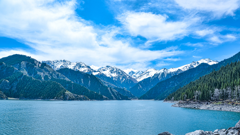 Découvrez la Sérénité du Lac Tianchi au Xinjiang Découvrez la Sérénité du Lac Tianchi au Xinjiang