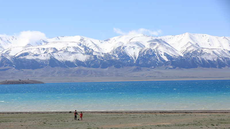 Le long des rives du lac Sayram au Xinjiang Le_long_des_rives_du_lac_Sayram_au_Xinjiang video poster