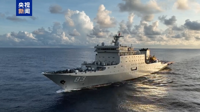 Les navires de la marine de l’APL Qi Jiguang et Yimengshan naviguent dans les eaux de Hong Kong Les_navires_de_la_marine_de_l_APL_Qi_Jiguang_et_Yimengshan_naviguent_dans_les_eaux_de_Hong_Kong