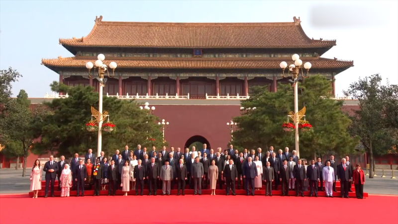 Xi prend une photo de groupe avec des invités mondiaux pour le 80e anniversaire de la Victoire Xi prend une photo de groupe avec des invités mondiaux pour le 80e anniversaire de la Victoire video poster