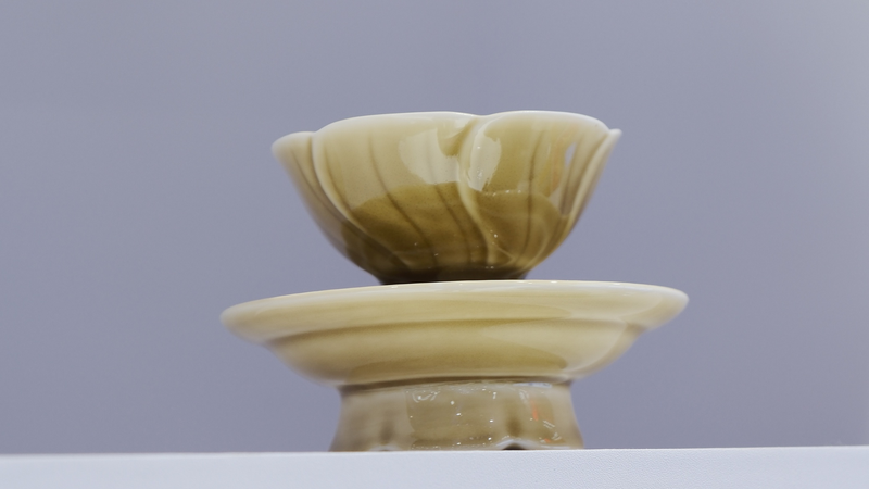 Comment la Terre et le Feu Façonnent les Émaux Jaune et Violet du Four de Shouzhou