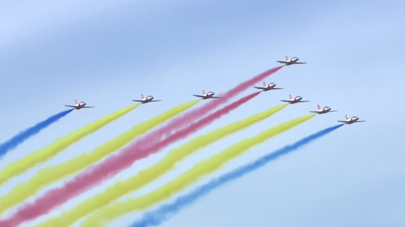 Les équipes acrobatiques de la PLA illuminent le Salon aéronautique de Changchun Les équipes acrobatiques de la PLA illuminent le Salon aéronautique de Changchun video poster