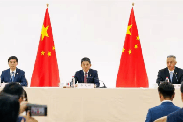 Dans les coulisses des discussions économiques Chine-États-Unis à Madrid Dans les coulisses des discussions économiques Chine-États-Unis à Madrid video poster