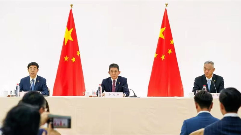 Dans les coulisses des discussions économiques Chine-États-Unis à Madrid video poster