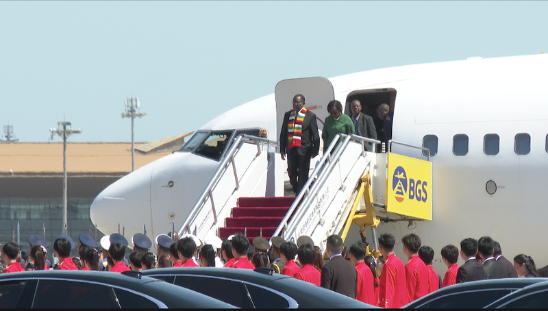 Mnangagwa du Zimbabwe arrive à Pékin pour les célébrations de la Journée de la Victoire video poster