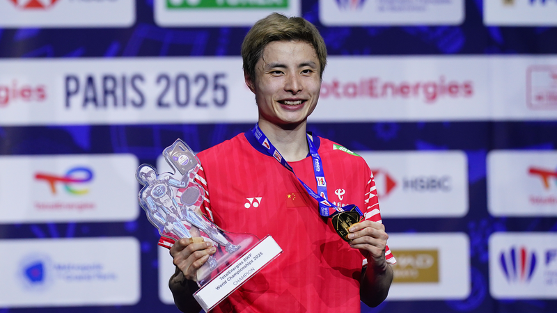 Shi Yuqi obtient son premier titre mondial de badminton à Paris Shi Yuqi obtient son premier titre mondial de badminton à Paris