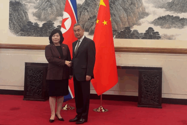 Wang Yi rencontre la ministre des Affaires étrangères de la RPDC, Choe Son Hui, à Pékin Wang Yi rencontre la ministre des Affaires étrangères de la RPDC, Choe Son Hui, à Pékin