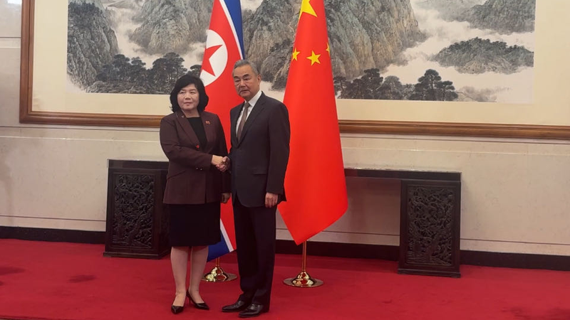 Wang Yi rencontre la ministre des Affaires étrangères de la RPDC, Choe Son Hui, à Pékin