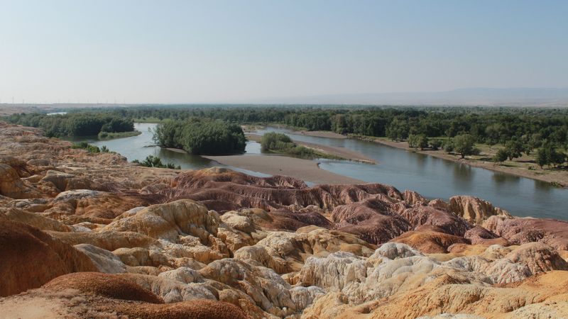 Plage des Cinq Couleurs du Xinjiang : Une Merveille Yardang Arc-en-ciel Plage_des_Cinq_Couleurs_du_Xinjiang___Une_Merveille_Yardang_Arc_en_ciel
