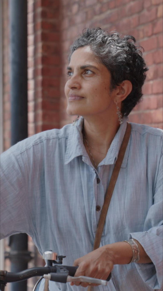 Où le patrimoine rencontre le cœur : le voyage céramique de Priya à Jingdezhen video poster