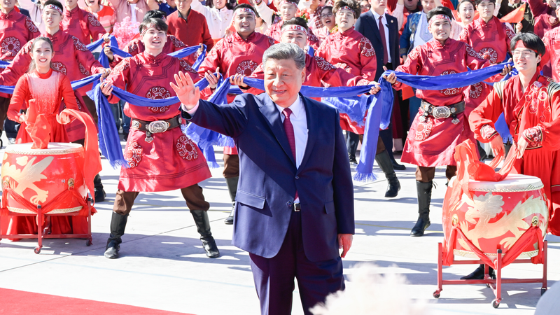 Xi Jinping quitte le Xinjiang après les célébrations du 70ème anniversaire Xi Jinping quitte le Xinjiang après les célébrations du 70ème anniversaire video poster