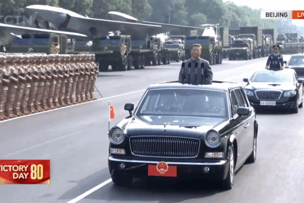 Xi Jinping passe en revue les troupes sur l’avenue Chang’an à Pékin Xi Jinping passe en revue les troupes sur l'avenue Chang'an à Pékin video poster