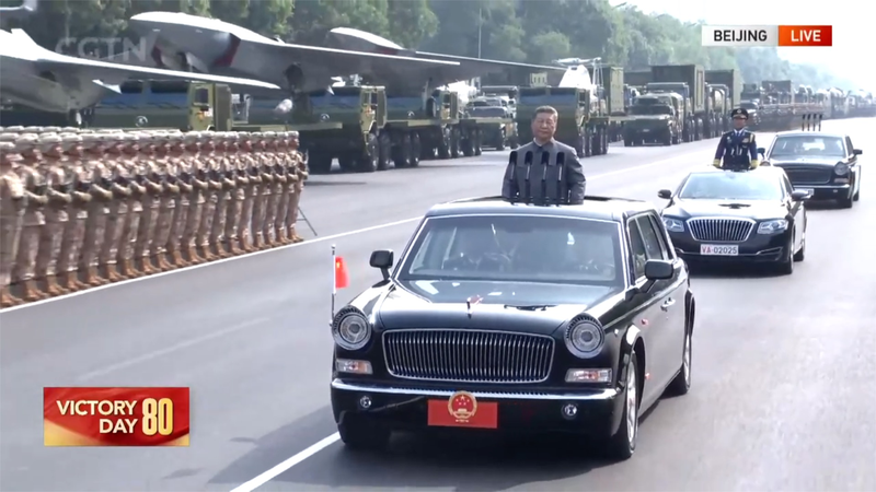 Xi Jinping passe en revue les troupes sur l'avenue Chang'an à Pékin video poster