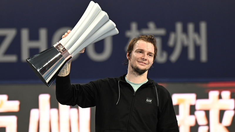 Bublik remporte son 4ème titre ATP de l’année lors du Hangzhou Open Bublik remporte son 4ème titre ATP de l'année lors du Hangzhou Open
