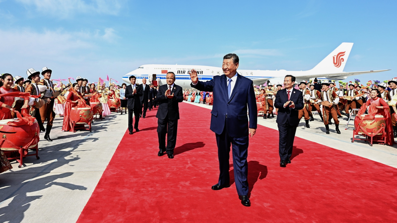 Xi Jinping arrive à Urumqi pour le 70e anniversaire du Xinjiang Xi Jinping arrive à Urumqi pour le 70e anniversaire du Xinjiang video poster