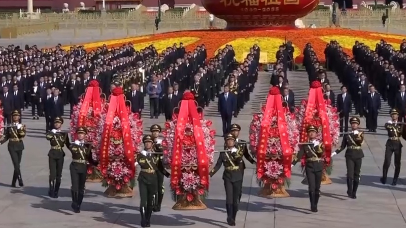 Xi Jinping rend hommage aux héros tombés au combat lors de la Journée des Martyrs Xi Jinping rend hommage aux héros tombés au combat lors de la Journée des Martyrs video poster