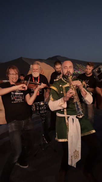 Flash Mob de Cultures : Unité Globale Sous les Dunes de Sable de Dunhuang video poster