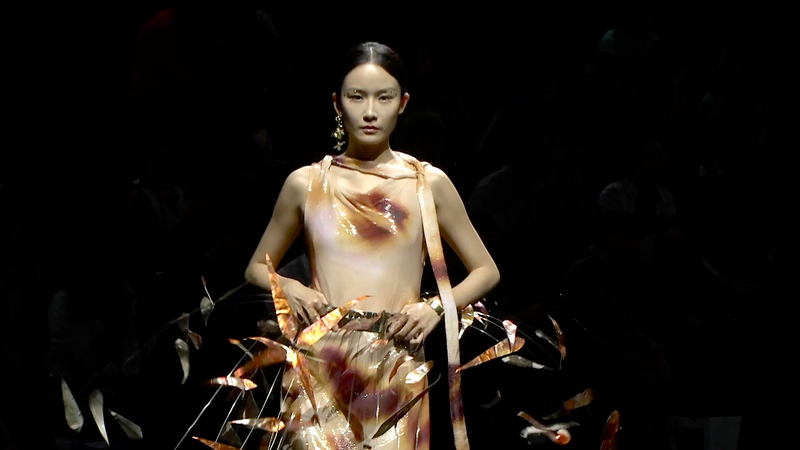 Chic chinois : le patrimoine rencontre la haute technologie à la Fashion Week 2025 Chic chinois : le patrimoine rencontre la haute technologie à la Fashion Week 2025 video poster