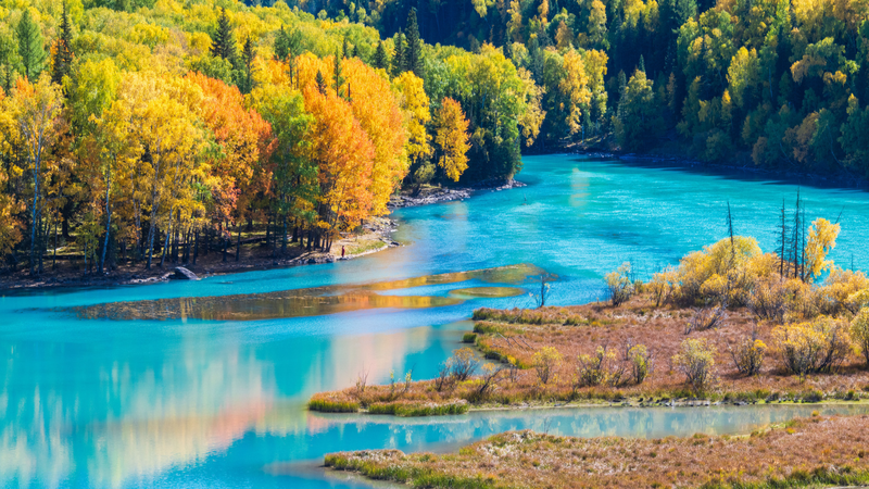 Magie d’automne au lac Kanas dans les monts Altaï du Xinjiang Magie d'automne au lac Kanas dans les monts Altaï du Xinjiang