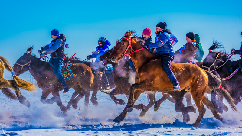 Les merveilles cachées du Xinjiang : des plaines poussiéreuses aux sommets enneigés Les merveilles cachées du Xinjiang : des plaines poussiéreuses aux sommets enneigés