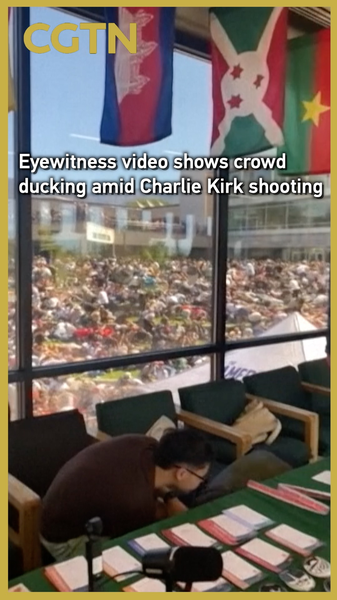 Une vidéo de témoin montre la foule se jetant à couvert après la fusillade de Charlie Kirk Une vidéo de témoin montre la foule se jetant à couvert après la fusillade de Charlie Kirk video poster