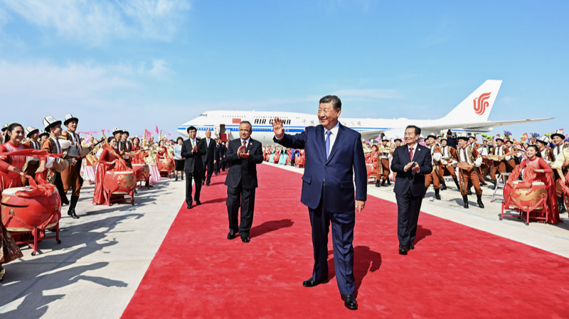 Xi Jinping atterrit à Urumqi pour le 70e anniversaire du Xinjiang Xi Jinping atterrit à Urumqi pour le 70e anniversaire du Xinjiang