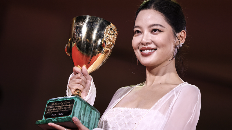 Xin_Zhilei_brille_en_tant_que_meilleure_actrice_au_festival_de_Venise
