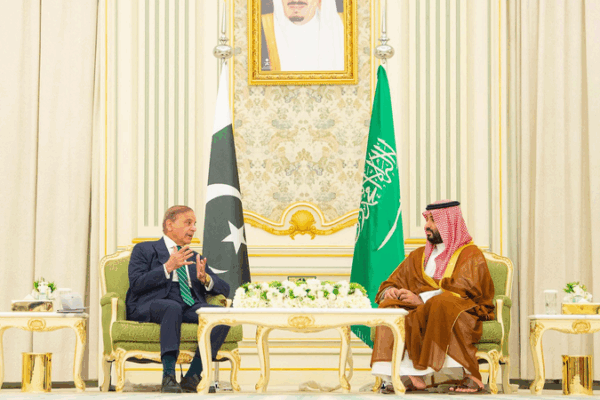 L’Arabie Saoudite et le Pakistan signent un accord stratégique de défense mutuelle L'Arabie Saoudite et le Pakistan signent un accord stratégique de défense mutuelle