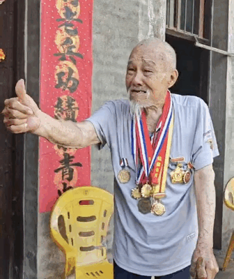 Ancien combattant de 98 ans : « Le peuple chinois s’est levé » Ancien combattant de 98 ans : « Le peuple chinois s'est levé » video poster